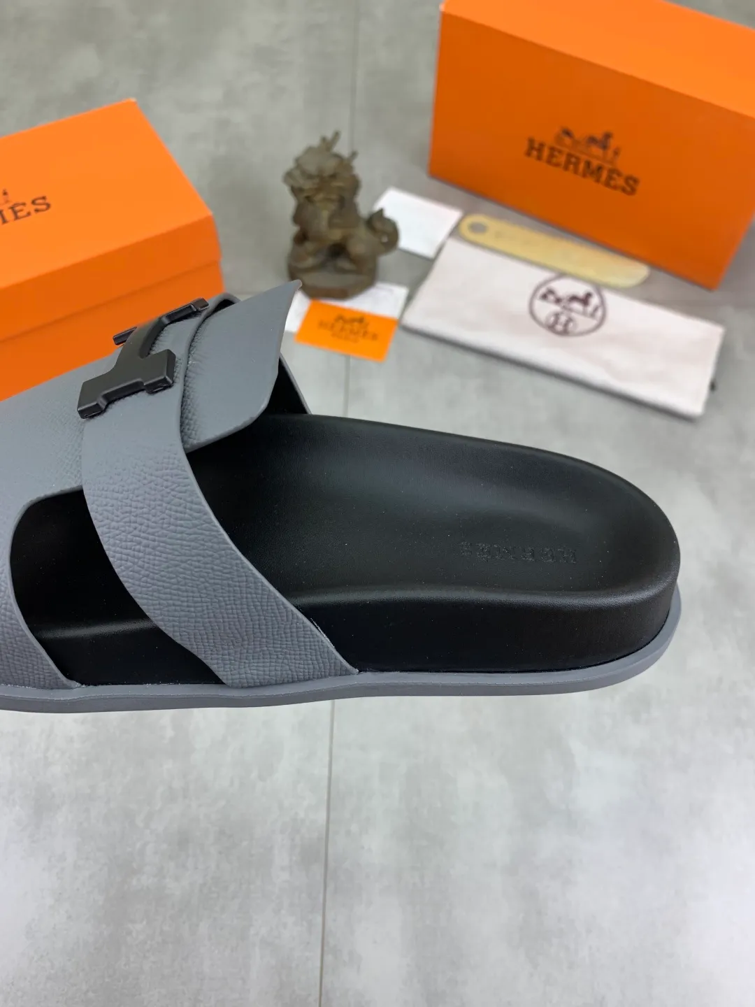 Men's shoes 💰P440 New [HERMES] high-end quality new Hermès slippers, made of imported cross-grain calfskin, wear-resistant and non-slip rubber outsole. Fashionable and elegant code number: 39-44 (38 45 46 customized)
